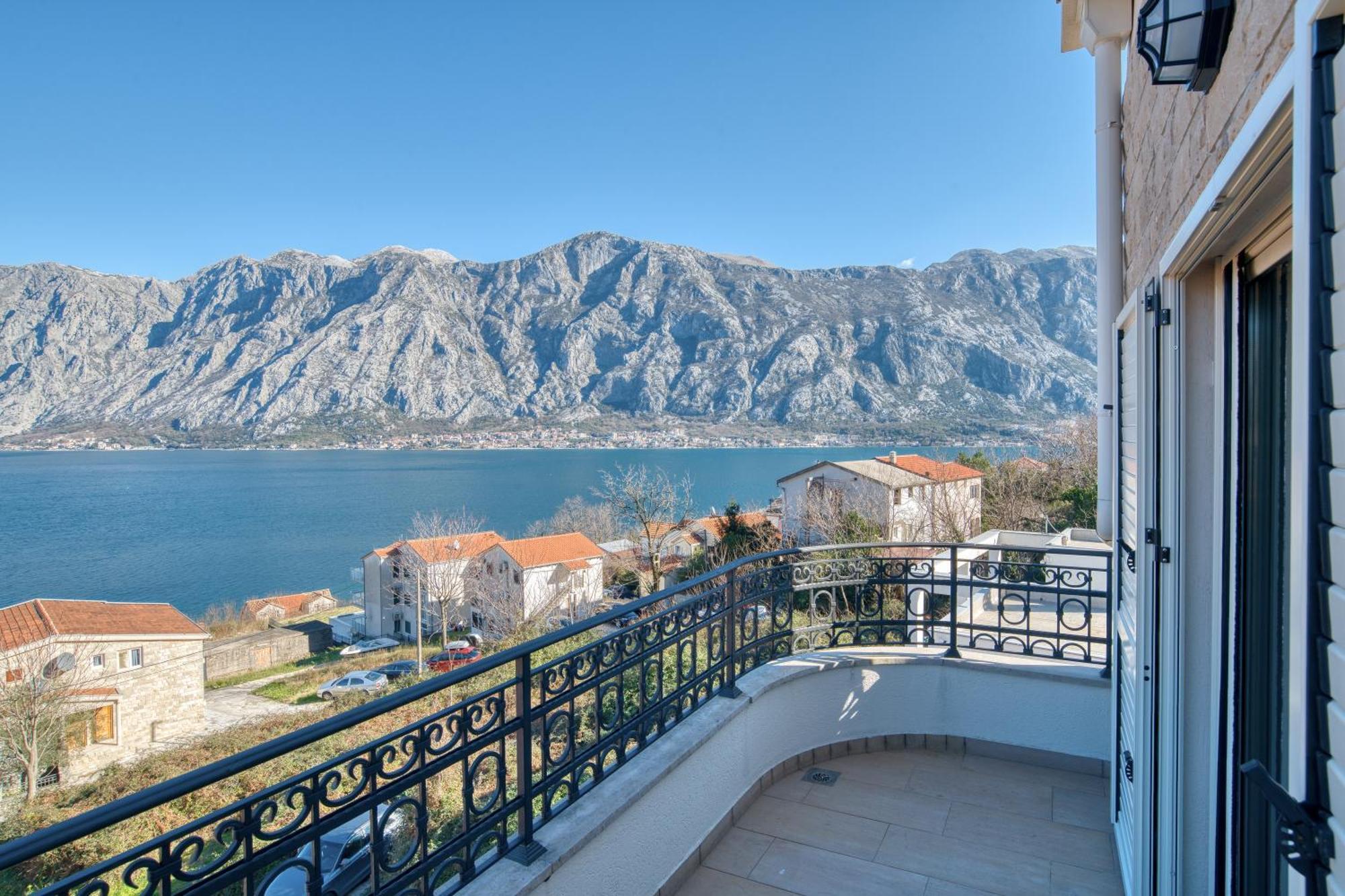 Luxurious 3-Bedroom Apartment By Mn Property Kotor Exterior foto